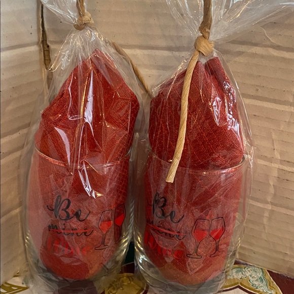 Set of 4 - 2 stemless Wine Glasses say Be Wine & 2 cloth Napkins Valentine’s Day - Picture 2 of 3